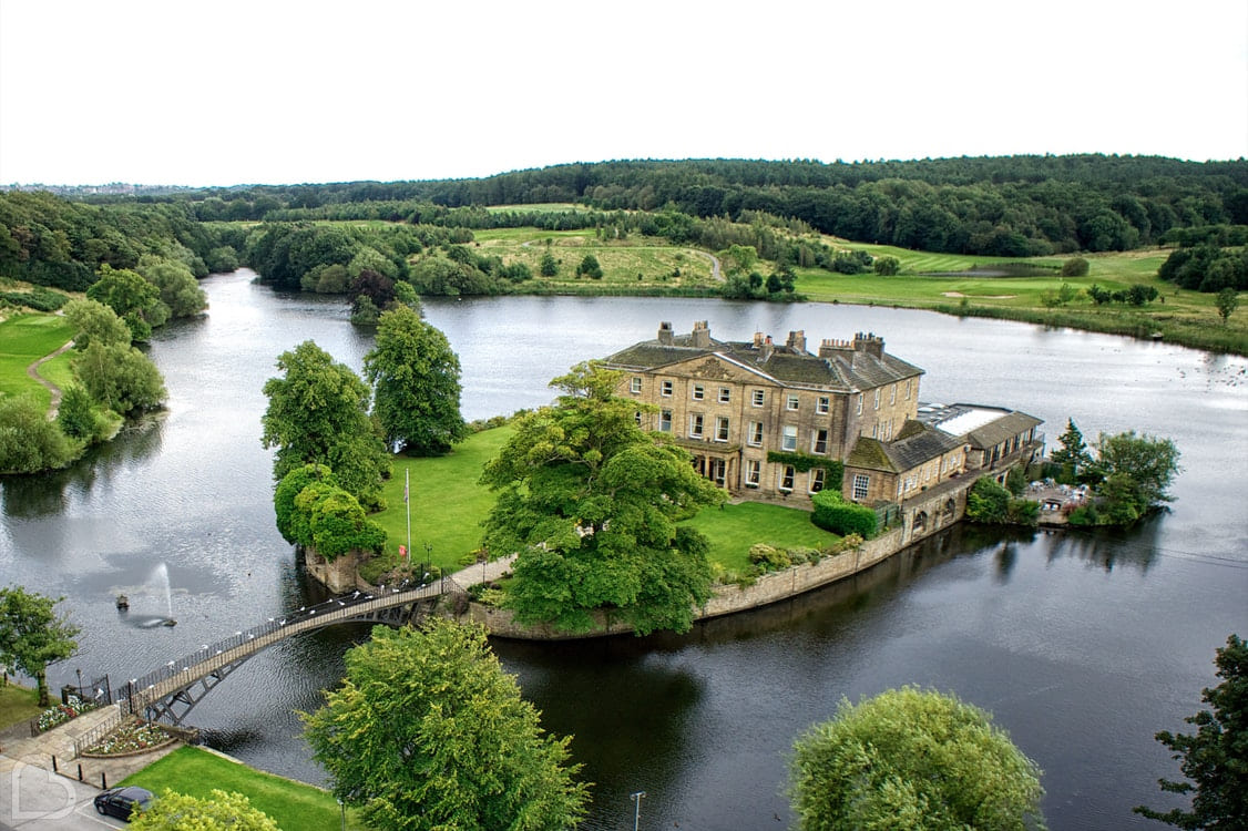 Vue aérienne d'un domaine hôtelier insulaire au bord d'un lac pour mariage