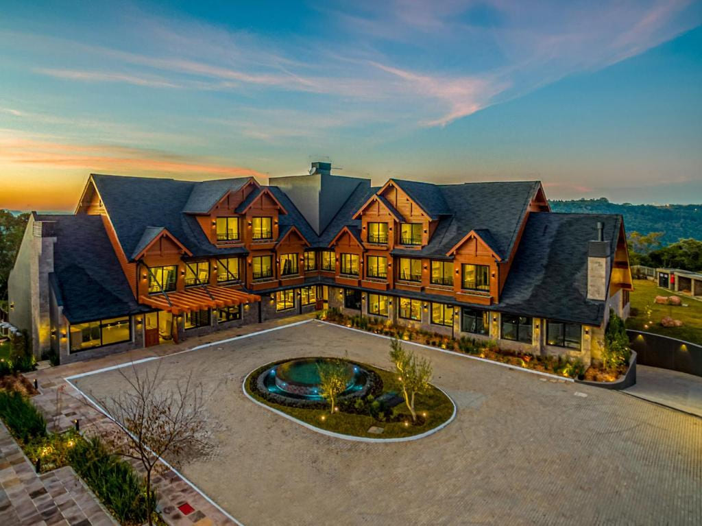 Extérieur d'un lodge de montagne au coucher du soleil, lieu de réception haut de gamme