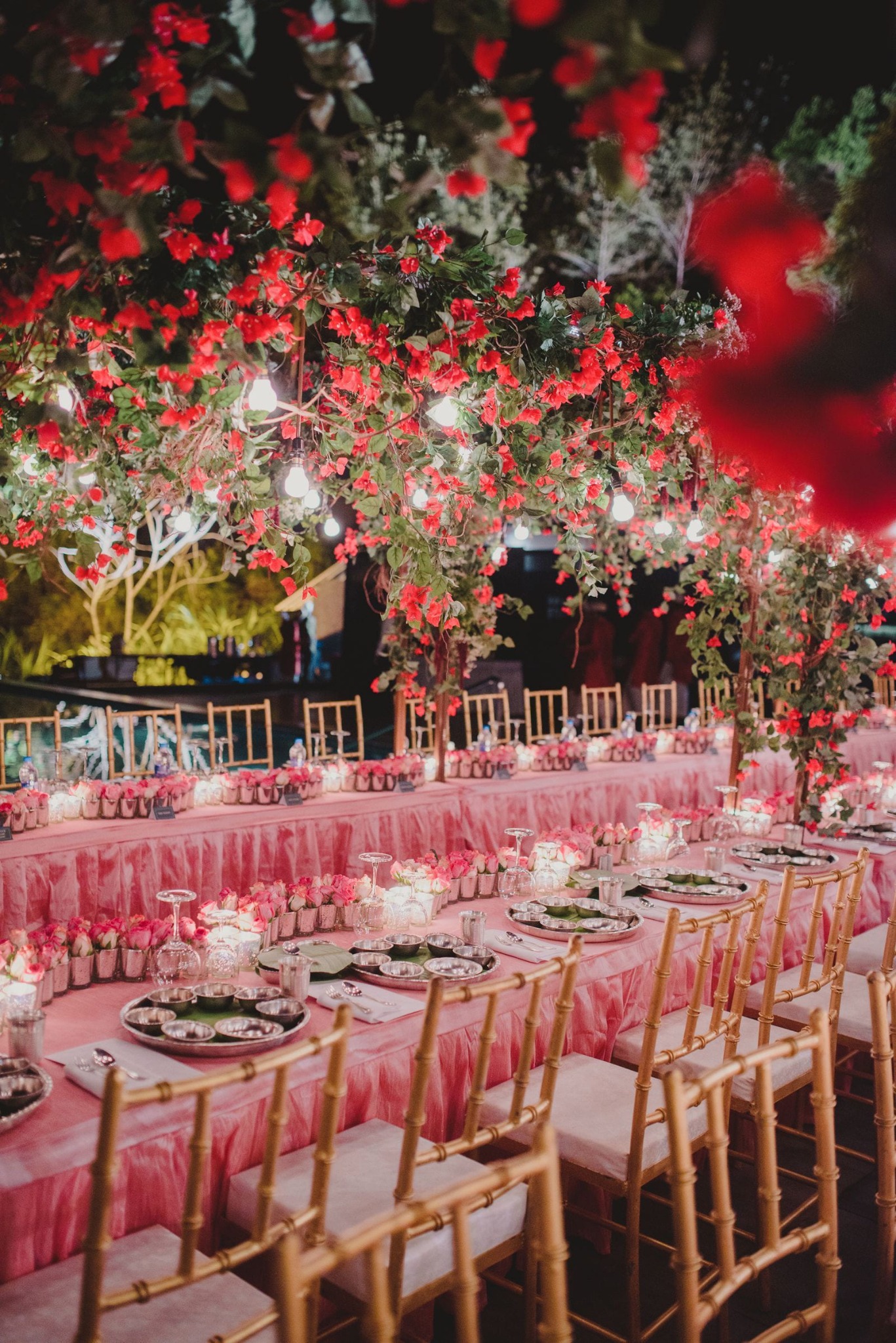Banquet de mariage floral rose en plein air avec guirlandes lumineuses