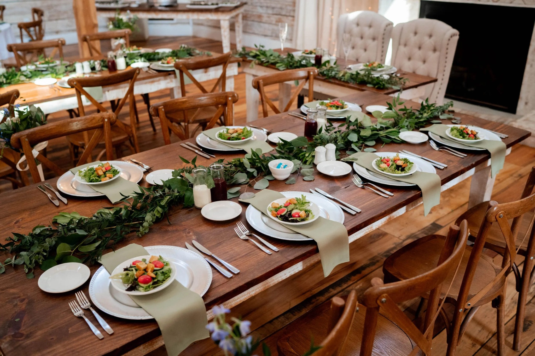 Table de mariage en bois rustique avec verdure et couverts